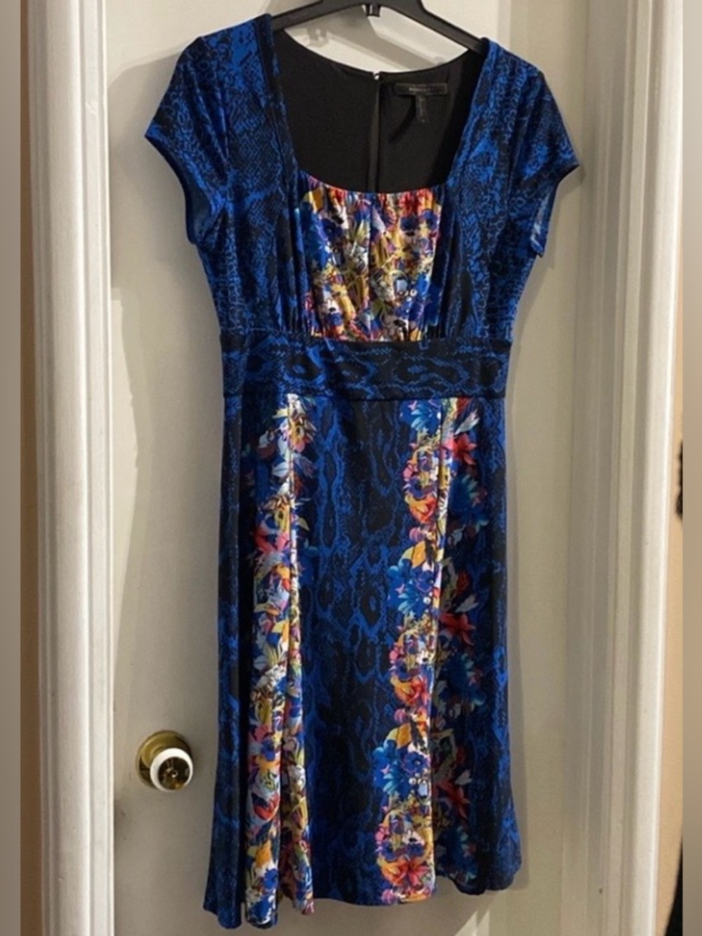 BCBG Boho Stretchy Blue Floral Dress w/ small keyhole back detail !!!